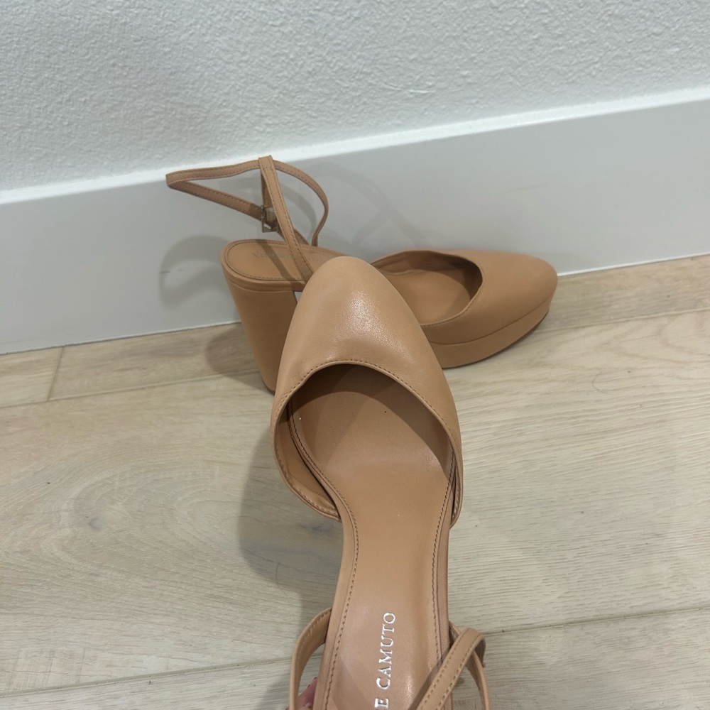 Closed toed heels - Picture 3 of 5